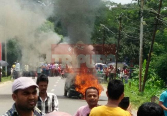 Massive fire breaks out in a car, panic grips the area Massive fire breaks out in a car, panic grips the area